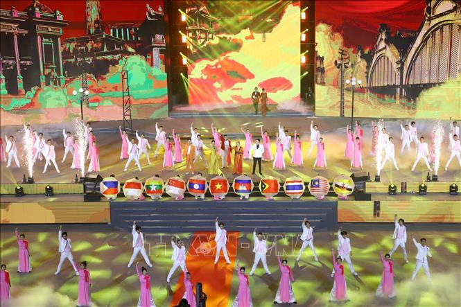 A performance with images of the capital city of Hanoi, a city of thousands years of civilization. VNA Photo