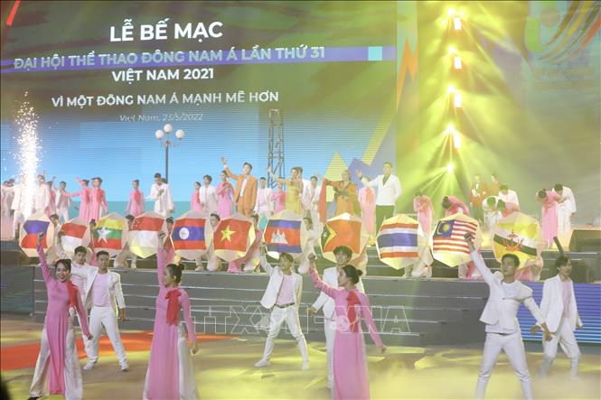 A performance with images of the capital city of Hanoi, a city of thousands years of civilization. VNA Photo
