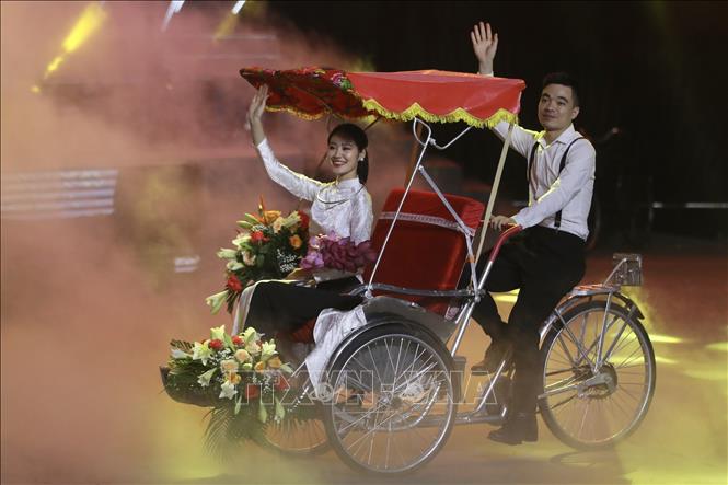A performance with images of the capital city of Hanoi, a city of thousands years of civilization. VNA Photo

