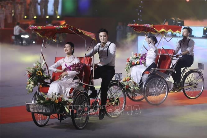 A performance with images of the capital city of Hanoi, a city of thousands years of civilization. VNA Photo
