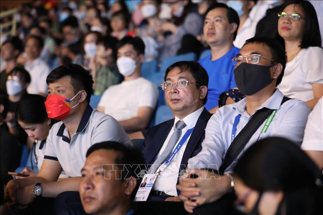 Deputy General Director of Vietnam News Agency Nguyen Tuan Hung (silver tie) attends the closing ceremony.  VNA Photo