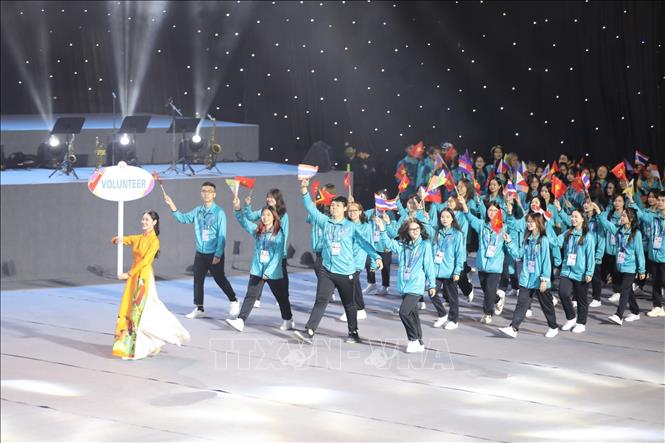 Vietnamese volunteers at SEA Games 31 parade at the event's closing ceremony.  VNA Photo