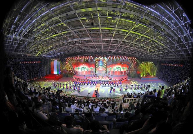 Performances featuring Vietnamese “quan ho” (love duet) folk songs as a farewell to SEA Games 31 participants. VNA Photo 