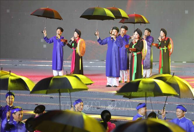 Performances featuring Vietnamese “quan ho” (love duet) folk songs as a farewell to SEA Games 31 participants. VNA Photo 