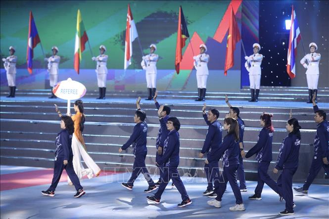 The parade of referee delegations at the event's closing ceremony.  VNA Photo