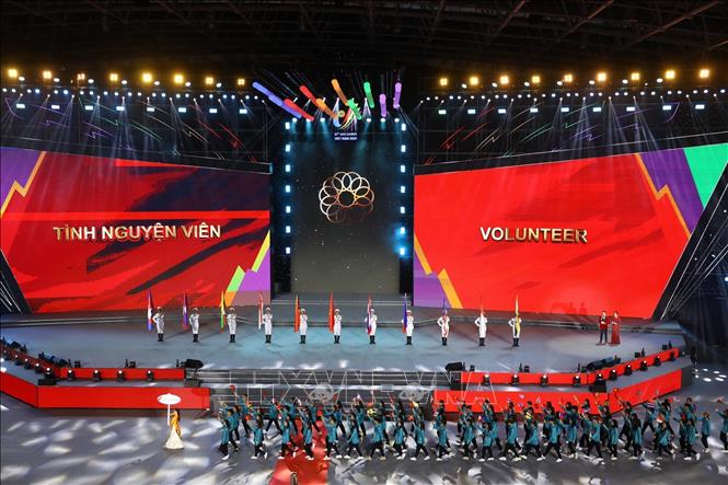 Vietnamese volunteers at SEA Games 31 parade at the event's closing ceremony.  VNA Photo