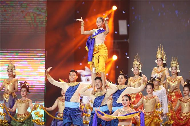Performance by Cambodian artists with the theme of Apsara Dance - a symbol of Khmer culture, soul and identity. VNA Photo 