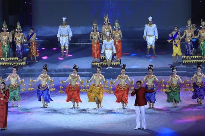Performance by Cambodian artists with the theme of Apsara Dance - a symbol of Khmer culture, soul and identity. VNA Photo 