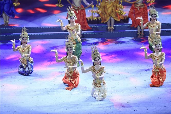 Performance by Cambodian artists with the theme of Apsara Dance - a symbol of Khmer culture, soul and identity. VNA Photo 