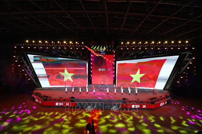 The honor guards of the Vietnam People's Army with the national flags of countries participated at the SEA Games 31.  VNA Photo