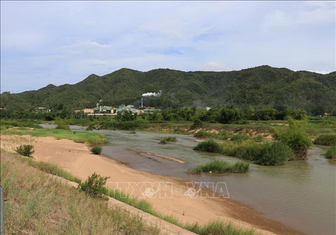 Trong ảnh: Lòng sông Kỳ Lộ qua địa bàn khối phố Long Hà, thị trấn La Hai (Đồng Xuân, Phú Yên) bị bồi lấp làm dòng chảy bị thay đổi. Ảnh: Phạm Cường - TTXVN
