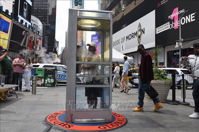 Trong ảnh (tư liệu): Bốt điện thoại công cộng trên Quảng trường Thời đại ở New York (Mỹ), ngày 27/6/2017. Ảnh: AFP/TTXVN