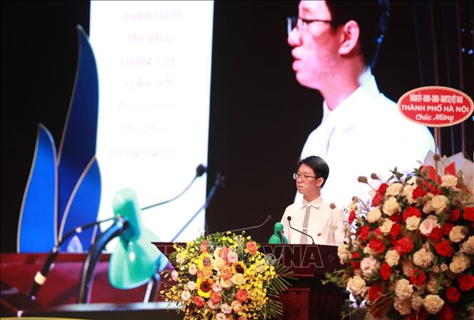 Học sinh Trần Đình Dũng 12 Lý 1 - Trường THPT chuyên Hà Nội - Amsterdam thay mặt học sinh tiêu biểu Thủ đô phát biểu. Ảnh: Hoàng Hiếu - TTXVN 