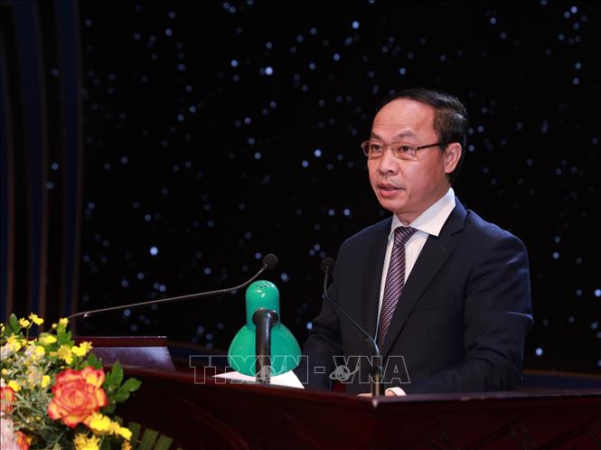 Phó Giám đốc Sở Giáo dục và Đào tạo Hà Nội Nguyễn Quang Tuấn báo cáo Tuyên dương học sinh giỏi tiêu biểu Thủ đô năm 2021-2022. Ảnh: Hoàng Hiếu - TTXVN