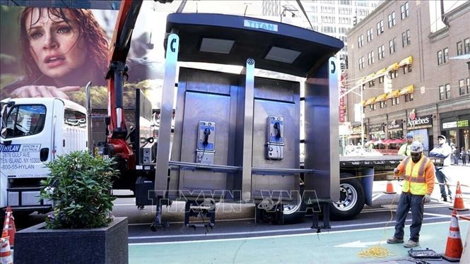 Trong ảnh: Dỡ bỏ bốt điện thoại công cộng cuối cùng ở thành phố New York, Mỹ, ngày 23/5/2022. Ảnh: AFP/TTXVN