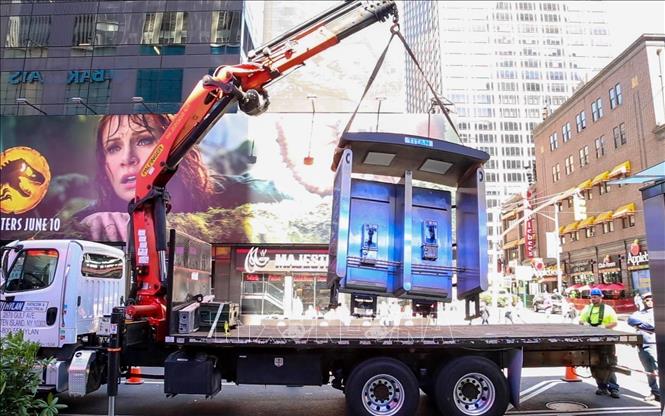 Trong ảnh: Bốt điện thoại công cộng cuối cùng ở thành phố New York, Mỹ được dỡ bỏ, ngày 23/5/2022. Ảnh: CityBridge/TTXVN