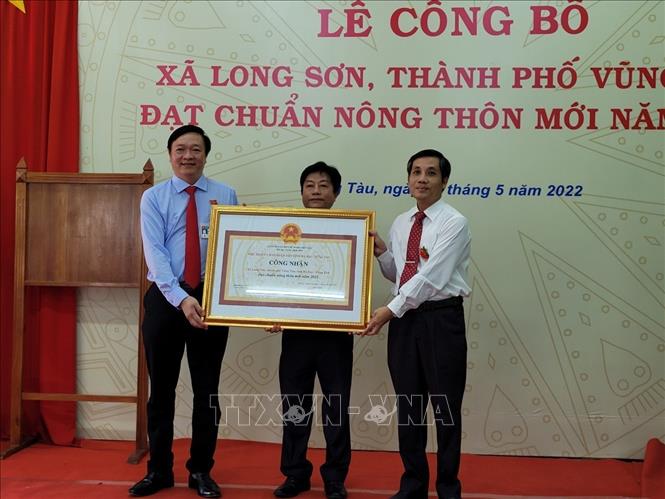 Trong ảnh: Ông Nguyễn Kế Toại, Phó Chủ tịch UBMTTQ Việt Nam tỉnh Bà Rịa-Vũng Tàu trao bằng công nhận xã Long Sơn đạt chuẩn nông thôn mới. Ảnh: Hoàng Nhị - TTXVN