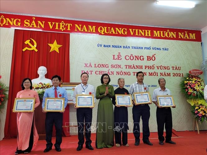 Trong ảnh: Đại diện Thành ủy thành phố Vũng Tàu trao giấy khen cho các tập thể có thành tích xuất sắc trong xây dựng nông thôn mới của xã Long Sơn. Ảnh: Hoàng Nhị - TTXVN
