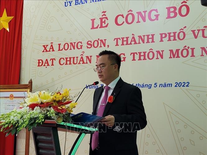 Trong ảnh: Ông Hoàng Vũ Thảnh, Chủ tịch UBND thành phố Vũng Tàu phát biểu tại lễ công bố xã Long Sơn đạt chuẩn nông thôn mới. Ảnh: Hoàng Nhị - TTXVN