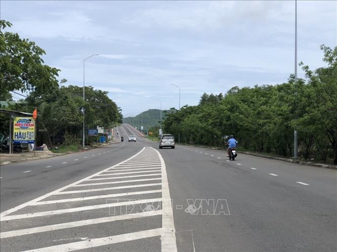 Trong ảnh: Con đường dẫn vào trung tâm xã Long Sơn, thành phố Vũng Tàu. Đến nay 100% hạ tầng giao thông của xã Long Sơn đã được bê tông, nhựa hóa. Ảnh: Hoàng Nhị - TTXVN