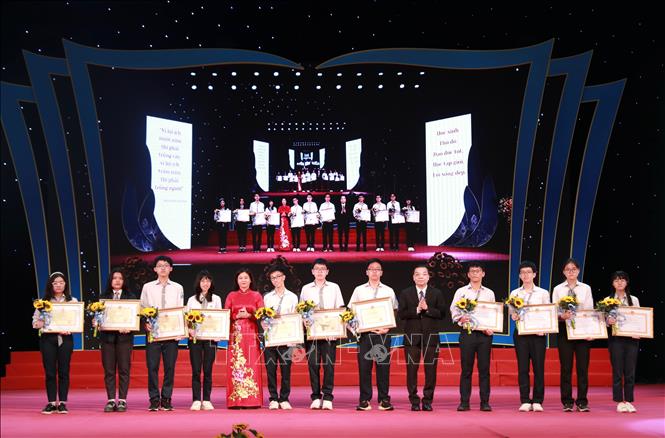 Phó Bí thư Thường trực Thành ủy Hà Nội Nguyễn Thị Tuyến và Chủ tịch UBND Thành phố Hà Nội Chu Ngọc Anh trao Bằng khen của UBND Thành phố cho học sinh đạt thành tích xuất sắc trong kỳ thi Olympic Vật lý Bắc Âu - Baltic 2022 và Bằng khen của Bộ GDĐT cho học sinh THPT đạt giải Nhất kỳ thi Học sinh giỏi các môn văn hóa cấp Quốc gia. Ảnh: Hoàng Hiếu - TTXVN