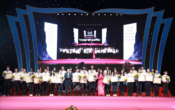 Phó Bí thư Thành ủy Hà Nội Nguyễn Văn Phong và Chủ tịch Uỷ ban MTTQ Việt Nam Thành phố Hà Nội Nguyễn Lan Hương trao Bằng khen của Bộ trưởng Bộ GDĐT cho học sinh THPT đạt giải Nhì kỳ thi Học sinh giỏi Quốc gia THPT năm 2022. Ảnh: Hoàng Hiếu - TTXVN