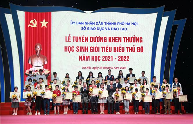 40 học sinh các trường phổ thông và Trung tâm GDNN - GDTX có thành tích xuất sắc, tiêu biểu năm học 2021-2022 nhận Giấy khen của Giám đốc Sở GDĐT Hà Nội. Ảnh: Hoàng Hiếu - TTXVN
