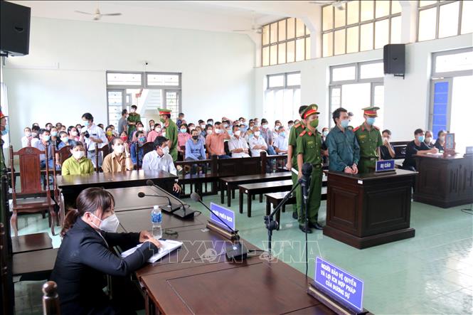 Trong ảnh: Phiên tòa thu hút nhiều người dân đến xem do tính chất nghiêm trọng của vụ án. Ảnh: Nguyễn Thanh – TTXVN