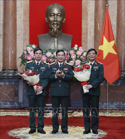 Đại tướng, Bộ trưởng Bộ Quốc phòng Phan Văn Giang chúc mừng Thượng tướng Ngô Minh Tiến và Lương Đình Hồng. Ảnh: Thống Nhất – TTXVN