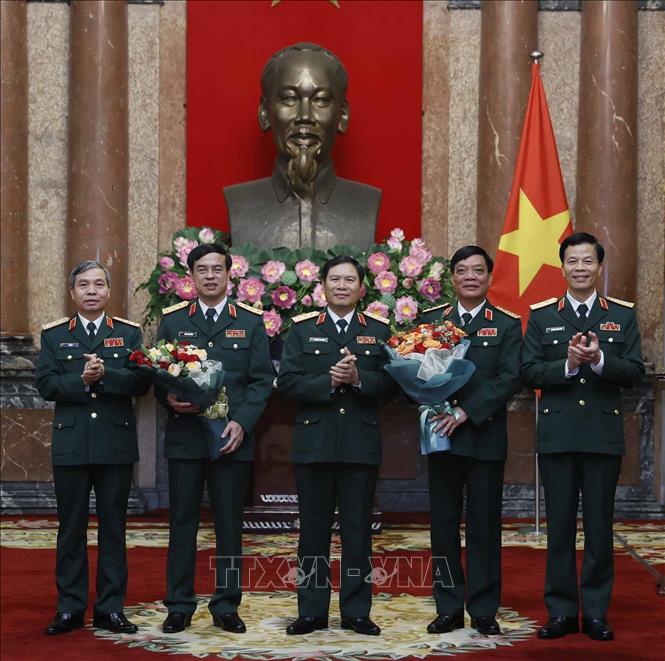 Thượng tướng Nguyễn Tân Cương, Tổng Tham mưu trưởng, Thứ trưởng Bộ Quốc phòng chúc mừng Thượng tướng Ngô Minh Tiến và Lương Đình Hồng. Ảnh: Thống Nhất – TTXVN