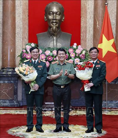 Thượng tướng, Thứ trưởng Bộ Công an Lương Tam Quang chúc mừng Thượng tướng Ngô Minh Tiến và Lương Đình Hồng. Ảnh: Thống Nhất – TTXVN