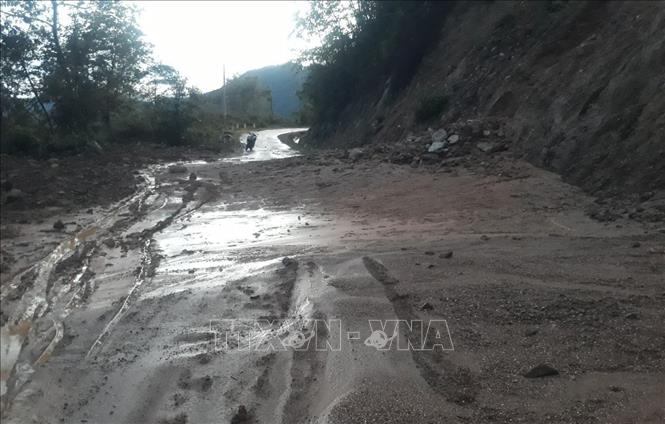 Trong ảnh: Sạt lở gây ách tắc cục bộ nhiều tuyến giao thông ở Lai Châu. Ảnh: TTXVN phát