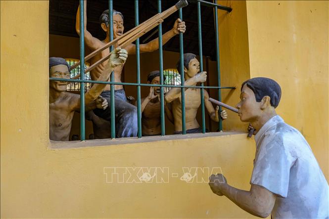 Trong ảnh: Các bức tượng tái hiện cảnh đồng bào, chiến sĩ cách mạng bị giam giữ ở Khám lớn Cần Thơ. Ảnh: Thanh Liêm - TTXVN