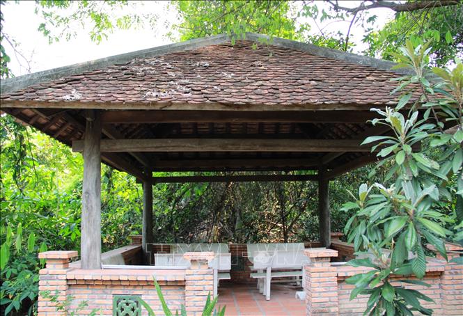 Trong ảnh: Nhà chờ cho du khách, người dân đến thăm, viếng mộ bác sĩ Alexandre Yersin nghỉ chân nằm trong khuôn viên Khu mộ. Ảnh: Phan Sáu - TTXVN