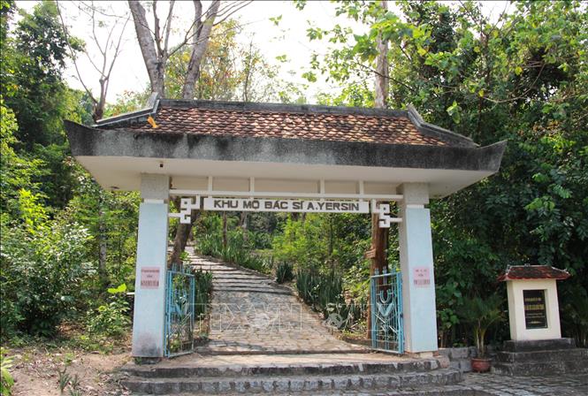 Trong ảnh: Cổng vào khu mộ bác sĩ Alexandre Yersin. Ảnh: Phan Sáu - TTXVN