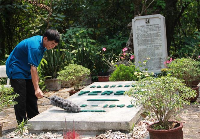 Trong ảnh: Mộ bác sĩ Yersin nằm trên một ngọn đồi nhỏ tại xã Suối Cát, huyện Cam Lâm (Khánh Hòa). Ảnh: Phan Sáu - TTXVN