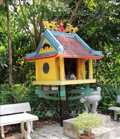 Trong ảnh: Am thờ được thiết kế theo kiểu chùa Một Cột là nơi người dân đặt ảnh và thờ bác sĩ Alexandre Yersin. Ảnh: Phan Sáu - TTXVN