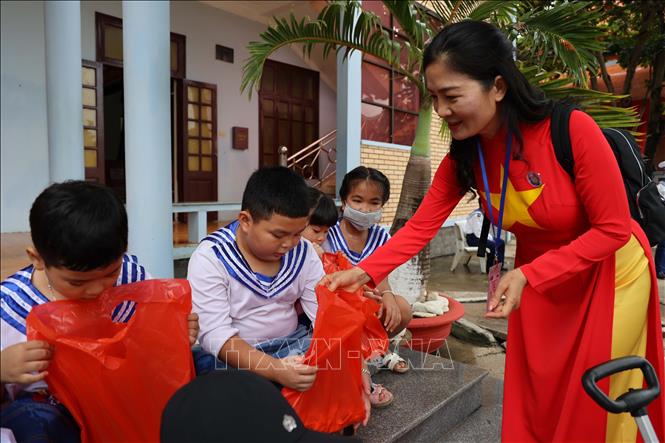 Bà con kiều bào tặng quà cho các cháu nhỏ tại đảo Trường Sa. Ảnh: Diệp Trương – TTXVN