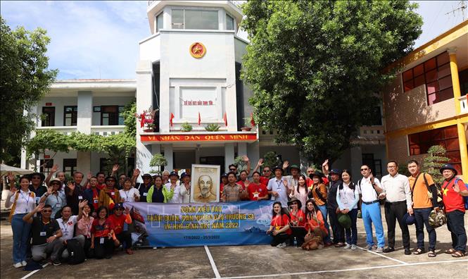 Bà con kiều bào thăm người dân, cán bộ, chiến sỹ đảo Sinh Tồn. Ảnh: Diệp Trương – TTXVN