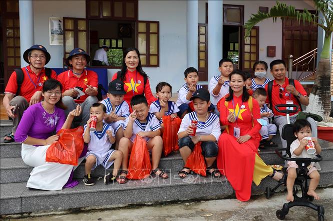 Bà con kiều bào tặng quà cho các cháu nhỏ tại đảo Trường Sa. Ảnh: Diệp Trương – TTXVN