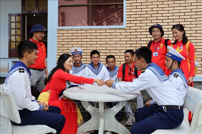 Bà con kiều bào Ba Lan tặng quà cho các chiến sỹ tại đảo Trường Sa. Ảnh: Diệp Trương – TTXVN