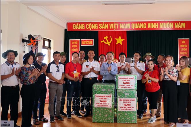 Bà con kiều bào tặng quà cho các chiến sỹ tại đảo Tốc Tan B. Ảnh: Diệp Trương – TTXVN
