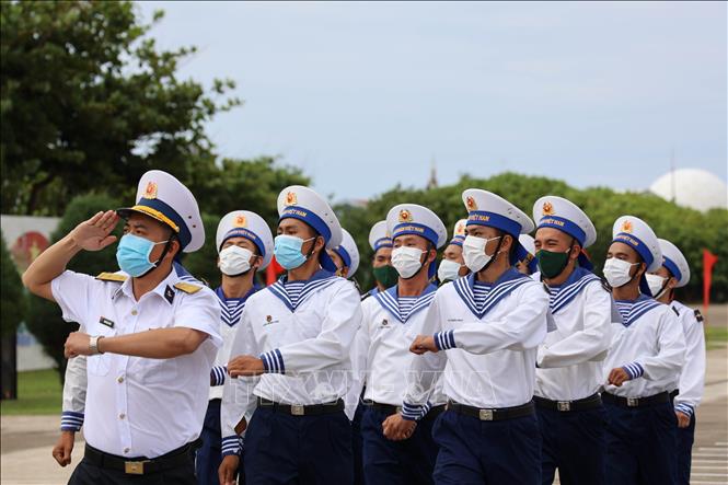 Đoàn công tác số 8 làm lễ chào cờ tại đảo Trường Sa trong chuyến thăm quân, dân huyện đảo Trường Sa và Nhà giàn DK1. Ảnh: Diệp Trương – TTXVN