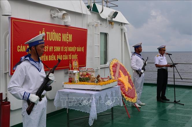 Các đại biểu kiều bào tham dự Lễ tưởng niệm cán bộ, chiến sỹ hy sinh tại quần đảo Trường Sa vì sự nghiệp bảo vệ chủ quyền biển, đảo Tổ quốc trong không khí nghiêm trang và xúc động tại boong tàu Trường Sa 571. Ảnh: Diệp Trương – TTXVN