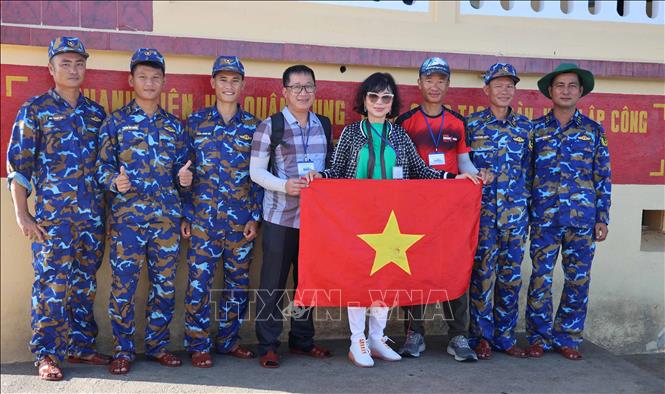 Bà con kiều bào thăm các chiến sỹ tại đảo Đá Lớn A. Ảnh: Diệp Trương – TTXVN