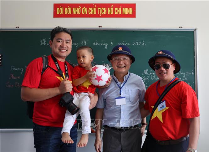Các kiều bào tặng quà cho học sinh trường Tiểu học xã Song Tử Tây, huyện đảo Trường Sa, tỉnh Khánh Hòa. Ảnh: Diệp Trương – TTXVN