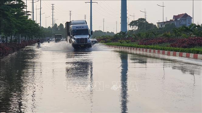 Trong ảnh: Đường giao thông trong khu công nghiệp huyện Bình Xuyên bị mưa lũ gây ngập. Ảnh: Nguyễn Trọng Lịch- TTXVN