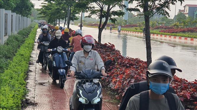 Trong ảnh: Đường giao thông trong khu công nghiệp huyện Bình Xuyên bị mưa lũ gây ngập, người tham gia giao thông lựa chọn đi trên vỉa hè. Ảnh: Nguyễn Trọng Lịch- TTXVN