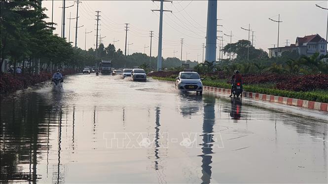 Trong ảnh: Đường giao thông trong khu công nghiệp huyện Bình Xuyên bị mưa lũ gây ngập. Ảnh: Nguyễn Trọng Lịch- TTXVN