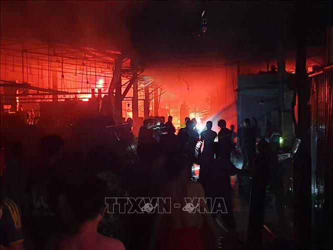 Nơi xảy ra vụ cháy kho xưởng tại địa bàn phường Lái Thiêu, thành phố Thuận An, Bình Dương. Ảnh: TTXVN phát